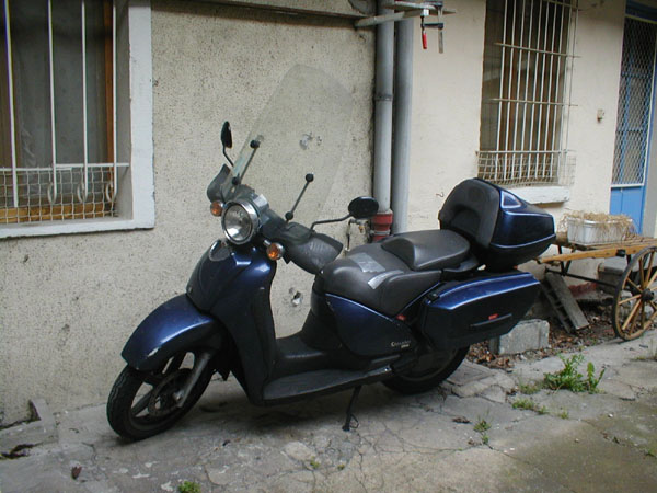 scooter bleu à l'arrivée